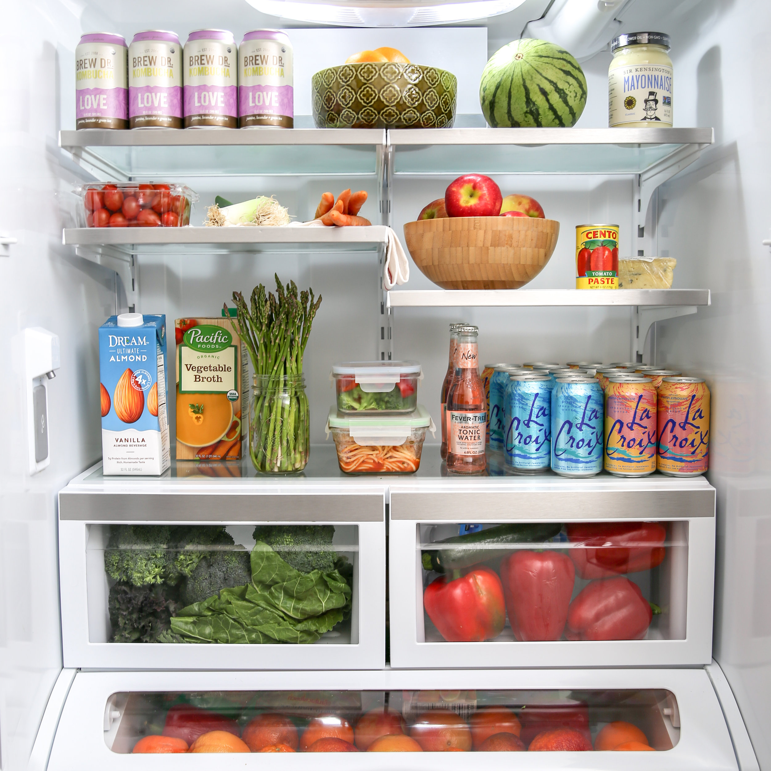 There some juice in the fridge. Холодильник с продуктами. Холодильник с едой. Холодильник внутри. Чистый холодильник.
